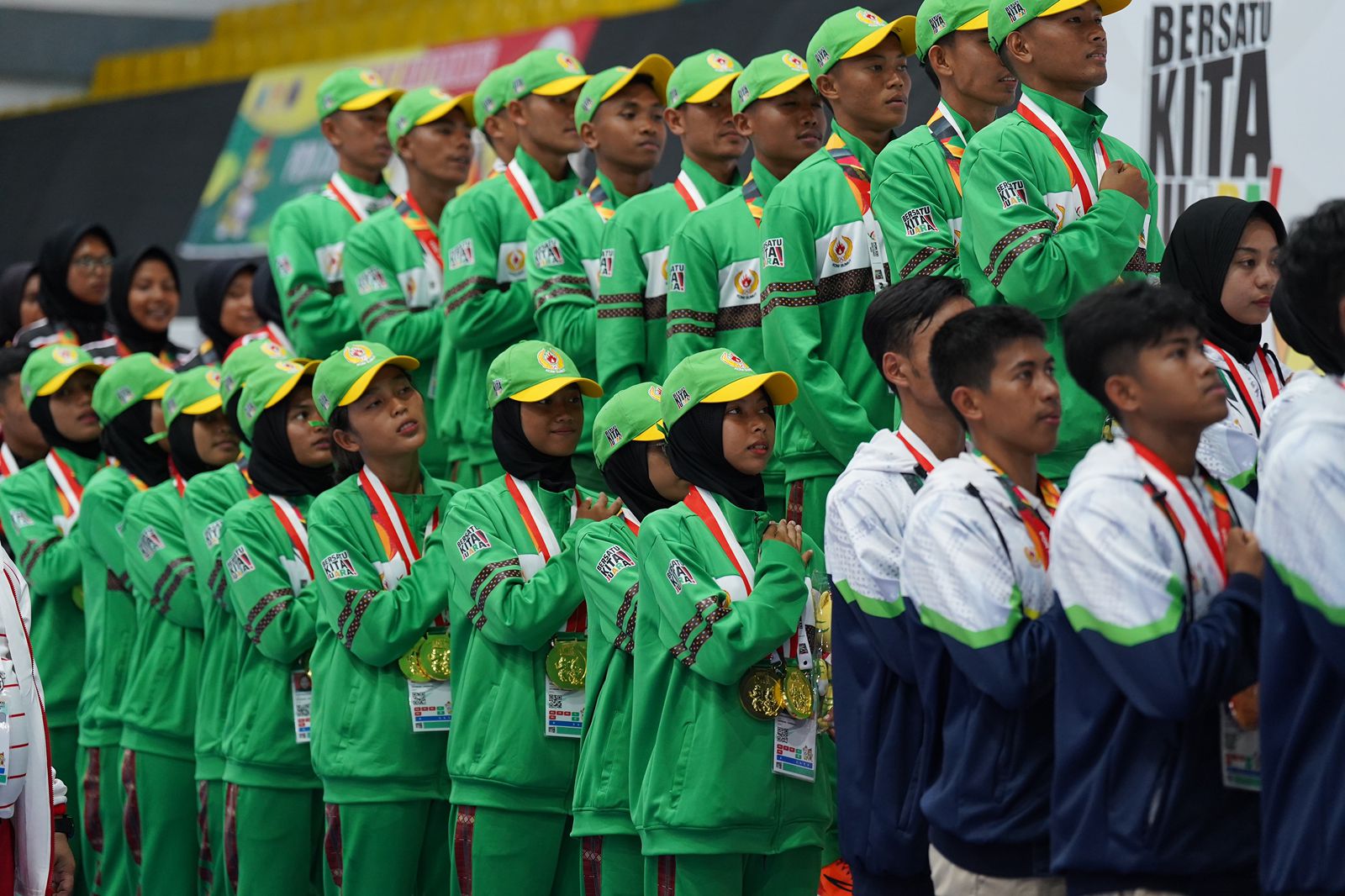 Tim Drumband Sumut campuran saat berada di atas podium. Foto: PBPON