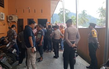 Suasana penjagaan yang dilakukan personel Polres Tapteng di kantor Bawaslu. Foto: Dok Humas Polres Tapteng
