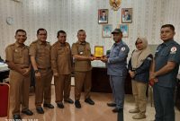Ketua KPU Sibolga Salmon Tambunan saat bertemu Wali Kota Sibolga membahas soal netralitas ASN. Foto: Istimewa