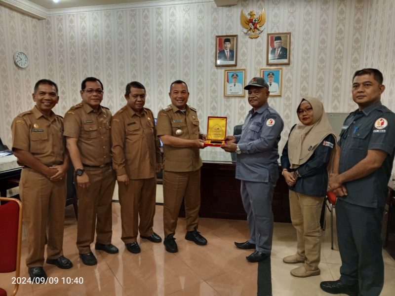 Ketua KPU Sibolga Salmon Tambunan saat bertemu Wali Kota Sibolga membahas soal netralitas ASN. Foto: Istimewa