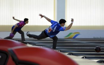 Atlet Bowling pria asal Provinsi Banten (Kaos biru) saat mencoba melakukan strike di GOR Bowling Hj Rayati Syafrin. Foto: Istimewa