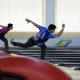 Atlet Bowling pria asal Provinsi Banten (Kaos biru) saat mencoba melakukan strike di GOR Bowling Hj Rayati Syafrin. Foto: Istimewa