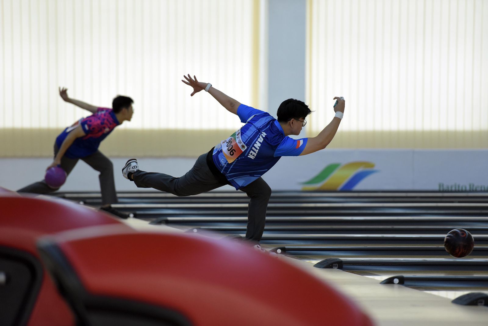 Atlet Bowling pria asal Provinsi Banten (Kaos biru) saat mencoba melakukan strike di GOR Bowling Hj Rayati Syafrin. Foto: Istimewa