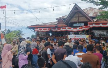 Suasana demonstrasi di Kantor Bawaslu Tapteng. Foto: Topikseru.com