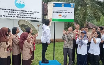 Direktur Pendayagunaan Pesisir dan Pulau-pulau Kecil, Muhammad Yusuf saat meresmikan plang SPI di SMA Negeri 1 Matauli Pandan. Foto: Topikseru.com