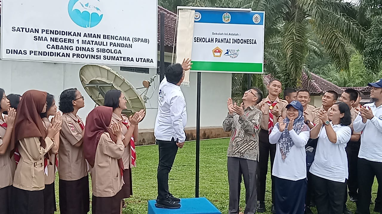 Direktur Pendayagunaan Pesisir dan Pulau-pulau Kecil, Muhammad Yusuf saat meresmikan plang SPI di SMA Negeri 1 Matauli Pandan. Foto: Topikseru.com