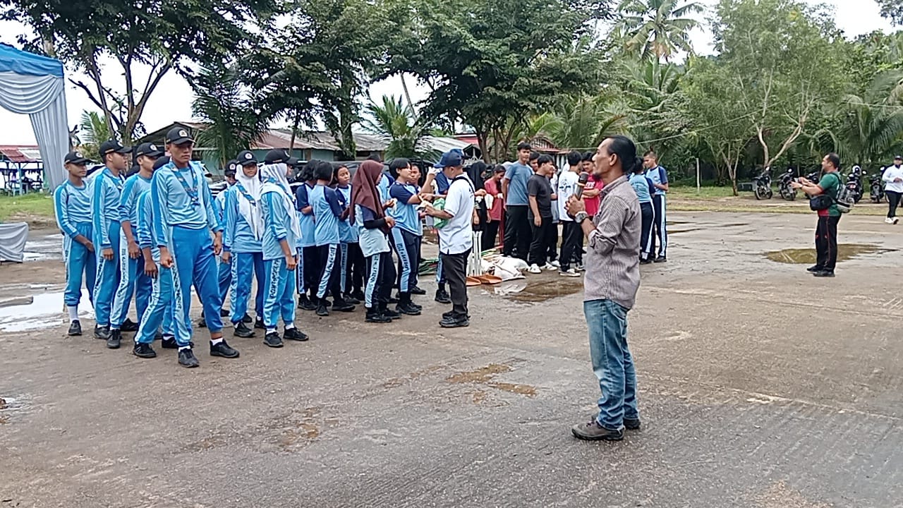 Suasana persiapan aksi bersih pantai yang digelar dalam Aksi SPI di Tapanuli Tengah. Foto: Topikseru.com