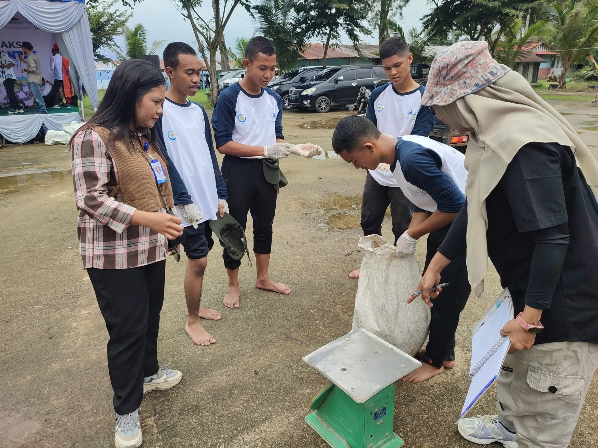 Peserta lomba aksi bersih pantai dalam kegiatan Aksi Sekolah Pantai (SPI) di Tapanuli Tengah, menimbang sampah yang dikumpulkan dari pantai. Foto: Topikseru.com