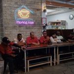 Konferensi Pers pasangan MaMa, setelah penetapan KPU, Minggu malam (22/09/2024), di Markaz Kopi, Pandan, Tapteng. Foto: Topikseru.com/ Jasman Julius