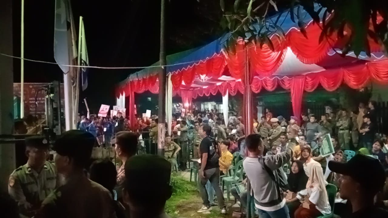 Suasana pengundian nomor urut di kantor KPU Tapteng, Senin (23/9) malam. Foto: Topikseru.com/ Jasman Julius