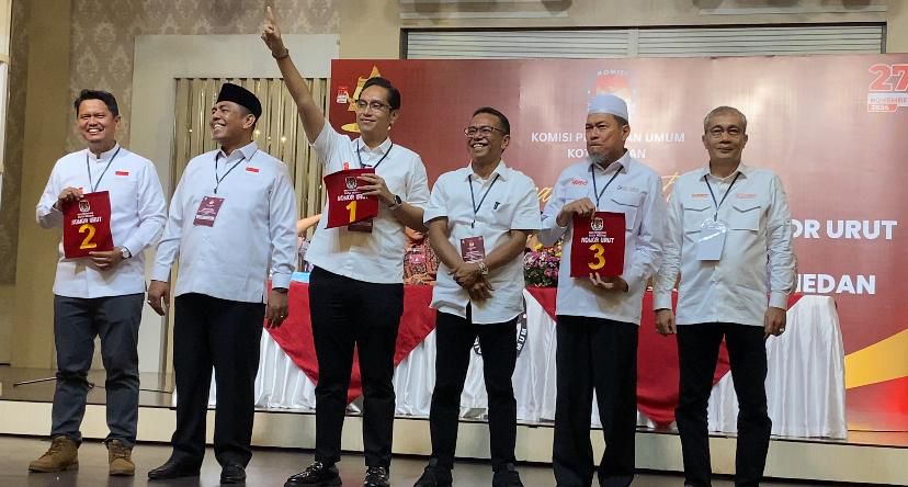 Foto bersama 3 pasangan calon yang bertarung di Pilkada Medan 2024. Foto: Topikseru.com/ Satria Hadhi Ningtyas