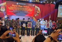 Foto bersama kedua Paslon Gubsu dan Wagubsu, bersama jajaran KPU Sumut dalam Rapat Pleno terbuka pengundian nomor urut di Grand Mercure Hotel Medan, Senin (23/9) malam. Foto: Topikseru.com/Edward Gilbert Munthe