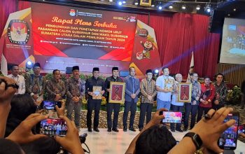 Foto bersama kedua Paslon Gubsu dan Wagubsu, bersama jajaran KPU Sumut dalam Rapat Pleno terbuka pengundian nomor urut di Grand Mercure Hotel Medan, Senin (23/9) malam. Foto: Topikseru.com/Edward Gilbert Munthe