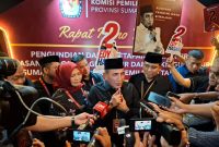 Edy Rahmayadi saat diwawancarai awak media, usai pengundian nomor urut paslon gubernur-wakil gubernur Sumut di Grand Mercure Hotel Medan, Jalan Sutomo, Kota Medan, Senin (23/9) malam. Foto: Topikseru.com