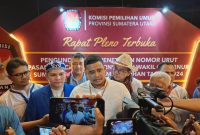 Bobby Nasution saat diwawancarai usai rapat pleno terbuka pengundian dan penetapan nomor urut Pasangan Calon, Senin (23/9) malam: Topikseru.com/ Edward Gilbert Munthe