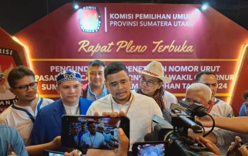 Bobby Nasution saat diwawancarai usai rapat pleno terbuka pengundian dan penetapan nomor urut Pasangan Calon, Senin (23/9) malam: Topikseru.com/ Edward Gilbert Munthe