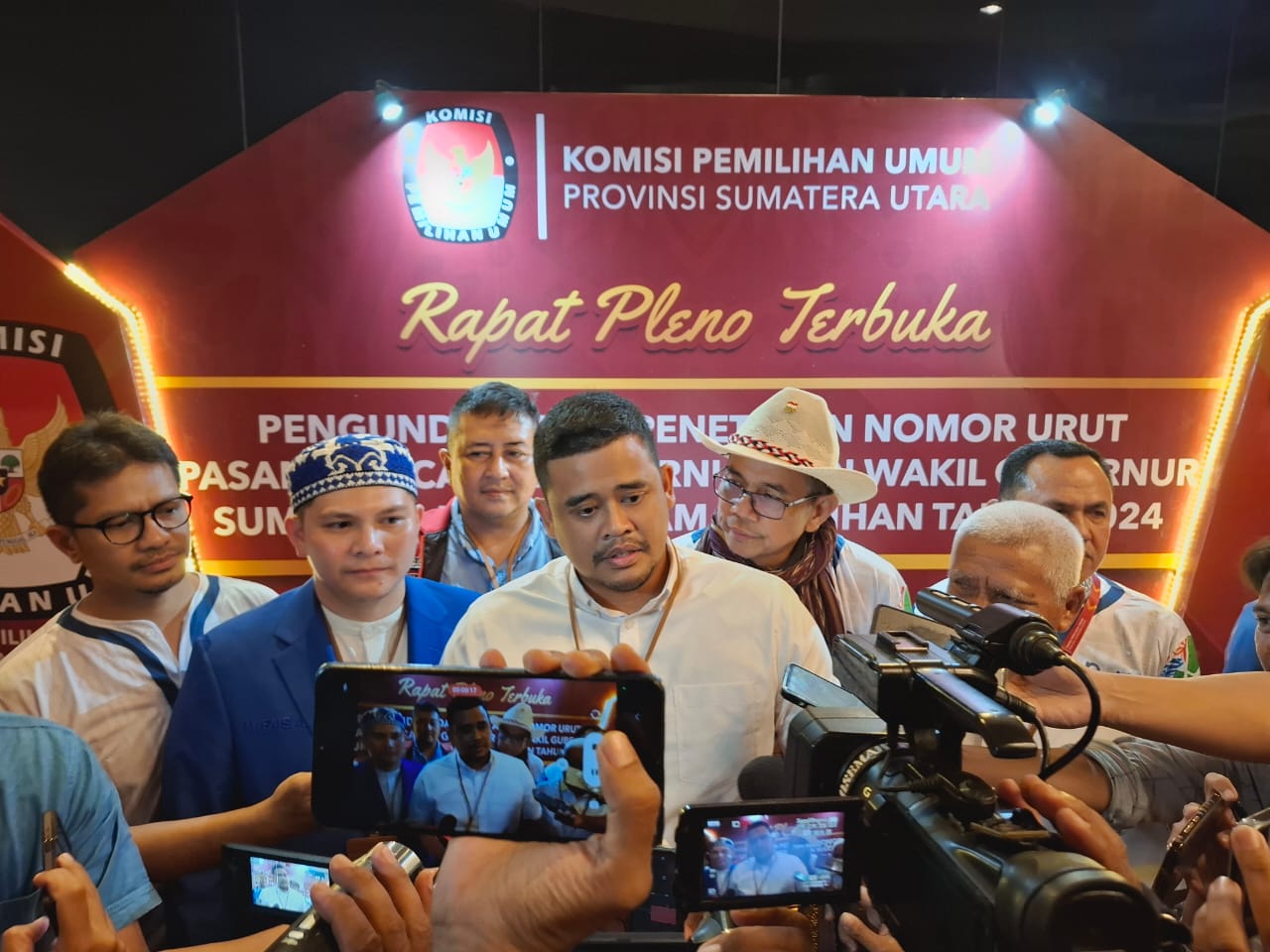 Bobby Nasution saat diwawancarai usai rapat pleno terbuka pengundian dan penetapan nomor urut Pasangan Calon, Senin (23/9) malam: Topikseru.com/ Edward Gilbert Munthe