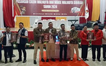 Foto bersama 4 Pasangan Calon Wali Kota dan Wakil Wali Kota Sibolga, usai pengundian nomor urut, Senin (24/9) malam. Foto: Istimewa