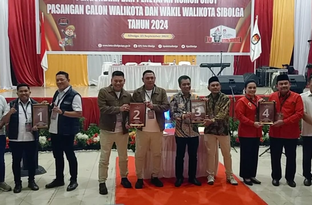 Foto bersama 4 Pasangan Calon Wali Kota dan Wakil Wali Kota Sibolga, usai pengundian nomor urut, Senin (24/9) malam. Foto: Istimewa