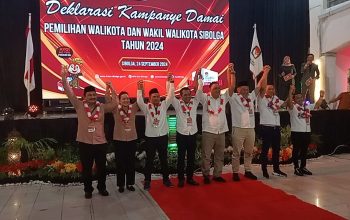 Empat pasang calon Walikota dan Wakil Walikota Sibolga 2024, saling bergandeng tangan menunjukan komitmen dalam menjaga Kondusifitas pada Deklarasi Kampanye Pilkada Damai, di Gedung Nasional Kota Sibolga, Selasa (24/09/2024) malam. Dok. Topikseru.com/ Jasman Julius.