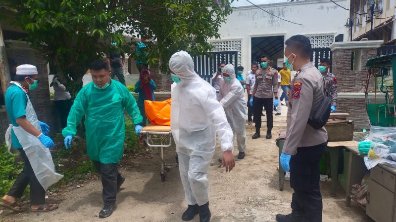 Proses evakuasi jenazah Saprin Purba yang ditemukan tak bernyawa di kamarnya di Kota Sibolga. Foto: Dok Humas Polres SIbolga