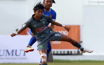 Duel udara antara pemain sepakbola putri Kaltim (depan) dengan pemain DI Yogyakarta. Foto: PB PON