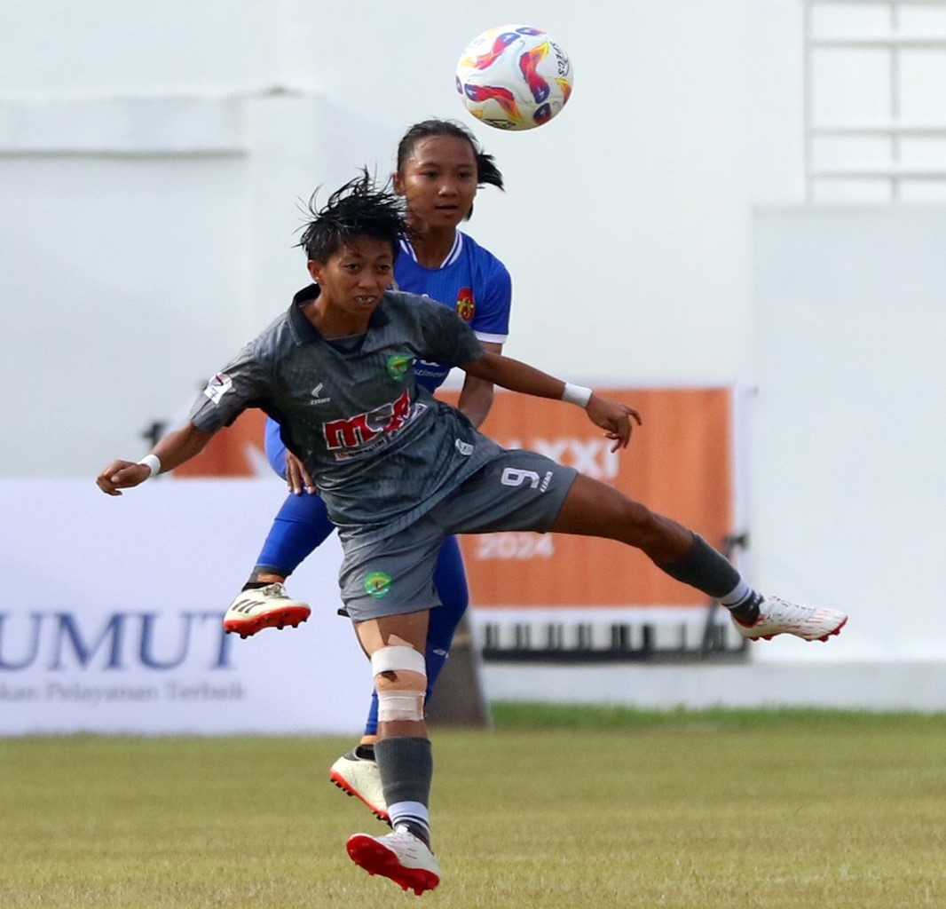 Duel udara antara pemain sepakbola putri Kaltim (depan) dengan pemain DI Yogyakarta. Foto: PB PON