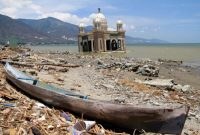 Kondisi Masjid Terapung pascagempa-tsunami di Palu. Foto: Papua.antaranews.com