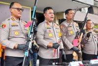 Kapolda Sumut Irjen Pol Whisnu Hermawan Februanto menunjukkan barang bukti dari pelaku penyerangan warga di Jalan Selambo.