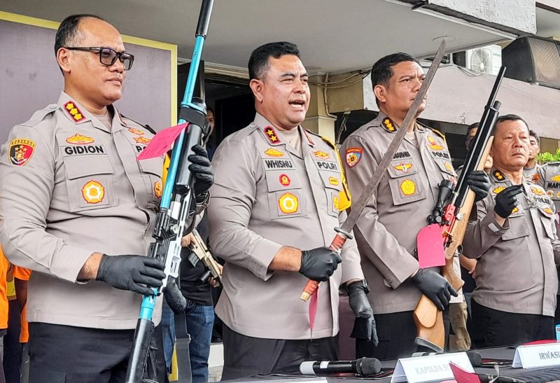 Kapolda Sumut Irjen Pol Whisnu Hermawan Februanto menunjukkan barang bukti dari pelaku penyerangan warga di Jalan Selambo.