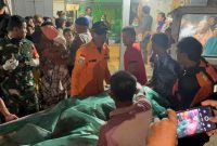 Tim SAR mengevaluasi jenazah warga Sibolga yang tenggelam di perairan Pulau Jambe, Jumat (25/10). Foto: Istimewa