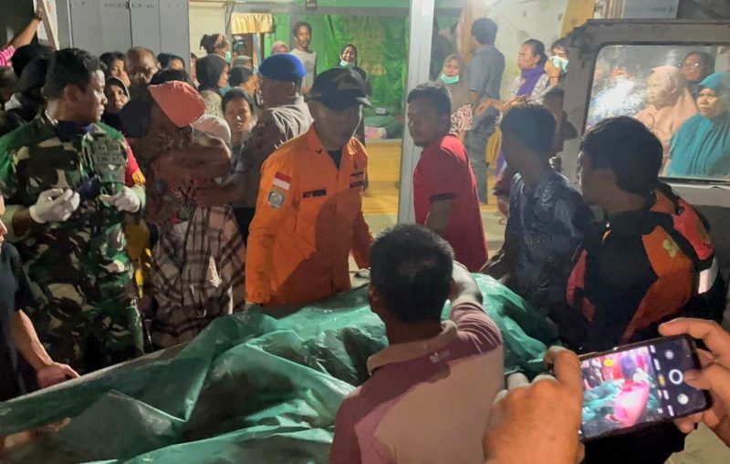 Tim SAR mengevaluasi jenazah warga Sibolga yang tenggelam di perairan Pulau Jambe, Jumat (25/10). Foto: Istimewa