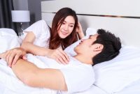 Ilustrasi - Pasangan suami istri saat membahas berbagai topik seru atau pillow talk di ranjang. Foto: Ist