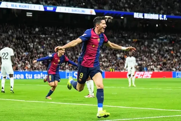 Striker Barcelona Robert Lewandowksi berselebrasi usai menjebol gawang Real Madrid pada laga El Clasico yang berakhir dengan skor 4-0 pada Minggu dini hari WIB. Foto: Getty Images