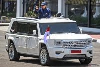 Arsip foto - Presiden Prabowo Subianto berdiri menyapa warga dari mobil Pindad Maung Garuda saat tiba di Istana Merdeka, Jakarta, Minggu (20/10/2024). Foto: Antara