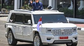 Arsip foto - Presiden Prabowo Subianto berdiri menyapa warga dari mobil Pindad Maung Garuda saat tiba di Istana Merdeka, Jakarta, Minggu (20/10/2024). Foto: Antara