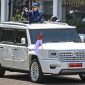 Arsip foto - Presiden Prabowo Subianto berdiri menyapa warga dari mobil Pindad Maung Garuda saat tiba di Istana Merdeka, Jakarta, Minggu (20/10/2024). Foto: Antara