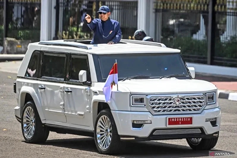 Arsip foto - Presiden Prabowo Subianto berdiri menyapa warga dari mobil Pindad Maung Garuda saat tiba di Istana Merdeka, Jakarta, Minggu (20/10/2024). Foto: Antara