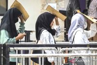 Sejumlah pencari kerja antre saat berlangsungnya bursa kerja Naker Fest di Kantor Dinas Tenaga Kerja Kabupaten Tangerang, Banten, Jumat (11/10/2024). Foto: ANTARA FOTO