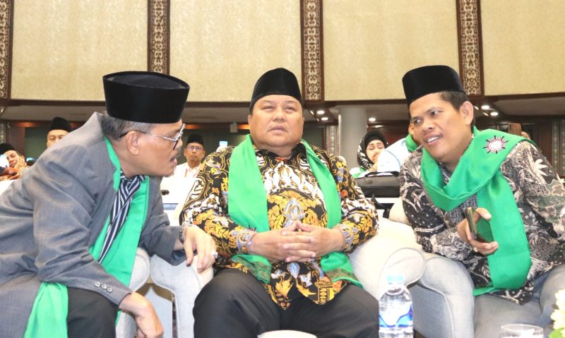 Ketua Umum Persatuan Tarbiyah Islamiyah (PP Perti), Buya H. Syarfi Hutauruk (Tengah). Foto: Istimewa.