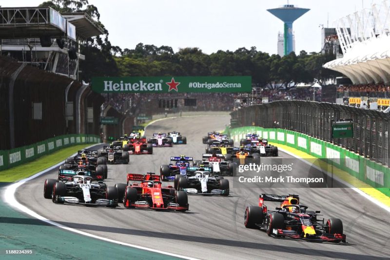 Max Verstappen dari Belanda mengendarai (33) Aston Martin Red Bull Racing RB15 memimpin balapan di tikungan pertama saat Grand Prix F1 Brasil di Autodromo Jose Carlos Pace pada 17 November 2019 di Sao Paulo, Brasil. Foto: Mark Thompson/Getty Images