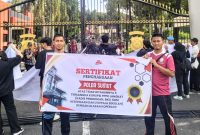 Seratusan guru honorer kembali mendatangi Polda Sumut mendesak penegakan hukum dugaan korupsi seleksi PPPK Kabupaten Langkat, Rabu (16/10). Foto: LBH Medan