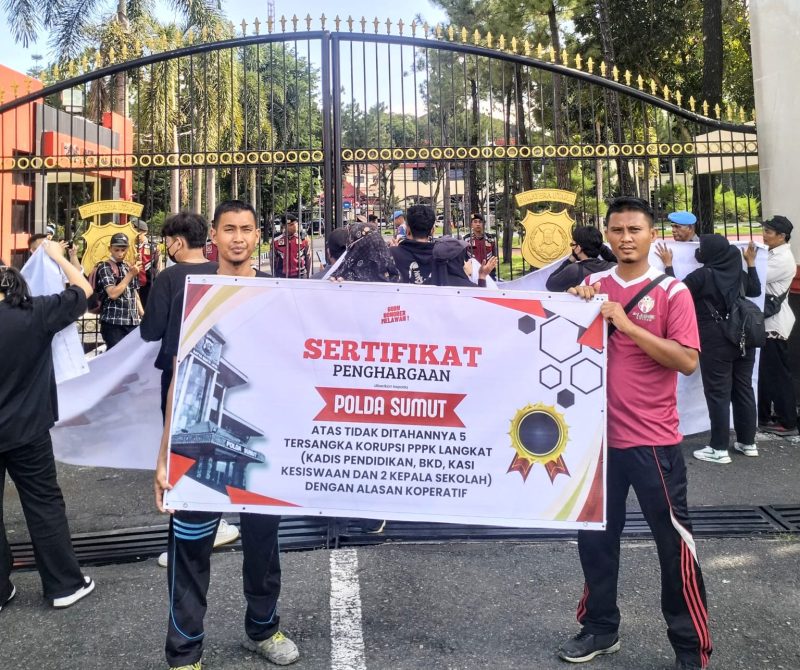 Seratusan guru honorer kembali mendatangi Polda Sumut mendesak penegakan hukum dugaan korupsi seleksi PPPK Kabupaten Langkat, Rabu (16/10). Foto: LBH Medan