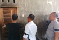 Pasangan Masinton-Mahmud (Mama) mengenakan pita hitam saat mengunjungi rumah orangtua tim suksesnya. Foto: Istimewa