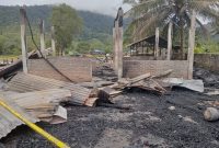 Warung nasi milik Irma Suryani Panggabean, yang ludes dilahap sijago merah, Sabtu (12/10) dini hari, jalan Batu Mandi, Kelurahan Lubuk Tukko Baru, Kecamatan Pandan, Kabupaten Tapanuli Tengah. Foto: Topikseru.com/ Jasman Julius.