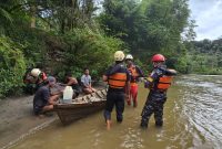 Tim SAR Gabungan saat melakukan pencarian jenazah Mangatas di Aek SIbundong, Minggu (13/10). Foto: Dok Pos SAR Sibolga