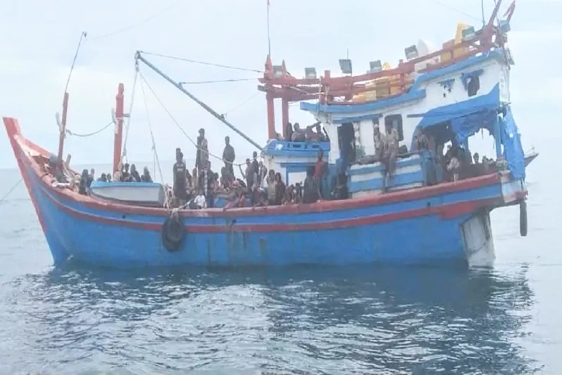 Kapal yang mengangkut pengungsi etnis Rohingya terombang-ambing di perairan Aceh Selatan, Aceh, Jumat (19/10). Foto: Antara
