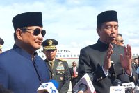 Presiden Ke-7 RI Joko Widodo didampingi Presiden Prabowo Subianto menyampaikan keterangan kepada wartawan di Lanut Halim Perdanakusuma, Jakarta, menjelang kepulangan ke Solo, Jawa Tengah, Minggu (20/10/2024). Foto: Antara/Andi Firdaus