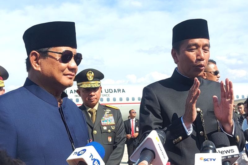 Presiden Ke-7 RI Joko Widodo didampingi Presiden Prabowo Subianto menyampaikan keterangan kepada wartawan di Lanut Halim Perdanakusuma, Jakarta, menjelang kepulangan ke Solo, Jawa Tengah, Minggu (20/10/2024). Foto: Antara/Andi Firdaus