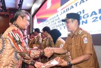 Penjabat (Pj) Bupati Deli Serdang, Wiriya Alrahman saat menyerahkan SK perpanjangan masa jabatan dari sebelumnya enam tahun menjadi delapan tahun. Foto: Pemkab Deli Serdang